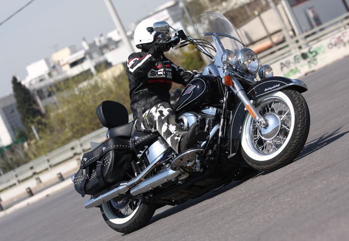 Βαρύ, μεγάλο, ογκώδες, σεβάσμιο. Το Heritage Softail Classic είναι Harley της παλιάς σχολής και το φωνάζει όπου σταθεί.
