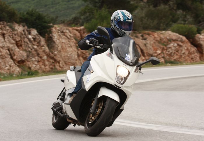 Το GP 800 της Gilera αποτελεί ίσως το καλύτερο παράδειγμα ενός scooter που κινείται με την ίδια στιβαρότητα και παρόμοια συμπεριφορά μοτοσικλέτας.
