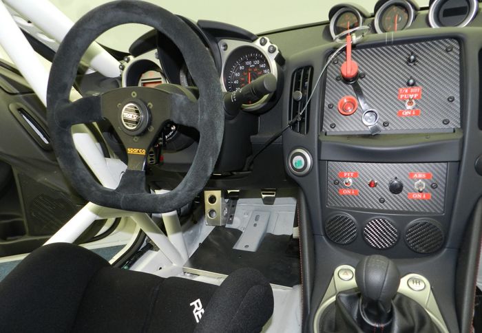 Διαθέτει τιμόνι της Sparco, ενώ όλο το πάνελ των οργάνων έχει κατασκευαστεί από ανθρακόνημα.