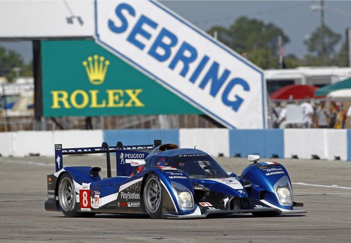 Με την εκκίνηση του αγώνα, φάνηκε καθαρά ότι τα δύο αυτοκίνητα της γαλλικής φίρμας υπερείχαν.