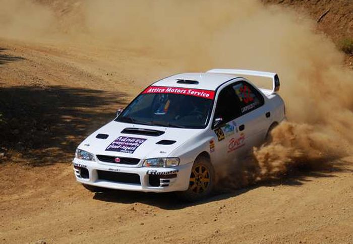 Oι Σ.Λαινόπουλος και Γ.Ανδριανόπουλος με το Subaru Impreza.