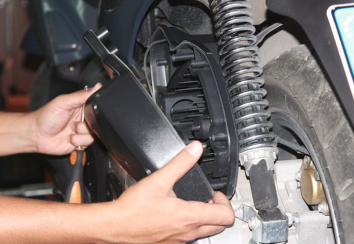 Η αντικατάσταση του φίλτρου αέρα στο scooter σας είναι από τα ευκολότερα πράγματα που μπορείτε να κάνετε.