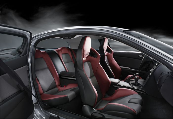 Το Mazda RX-8 Spirit R θα διαθέτει δερμάτινο σαλόνι με κόκκινες ραφές.