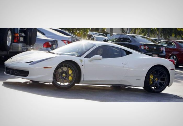 Εντυπωσιακή Ferrari 458 Italia σε λευκό χρώμα εφοδιασμένη με τεράστιους τροχούς.