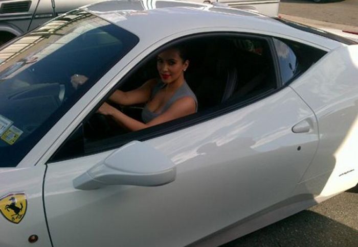 H Kim Kardashian προχώρησε στην αγορά μιας λευκής Ferrari 458 Italia.