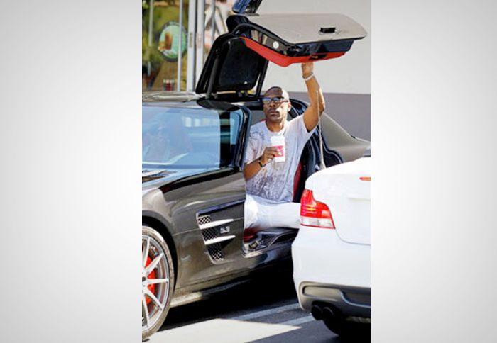 Ο Eddie Murphy, η κατάμαυρη Mercedes SLS AMG και... ο καφές στο χέρι!	