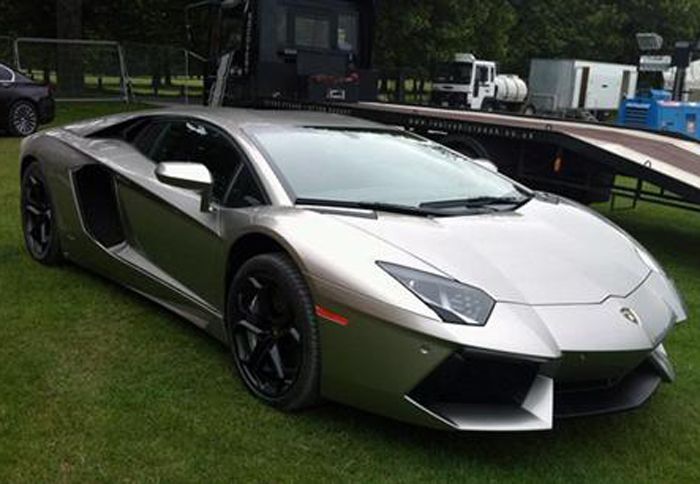 O ηθοποιός Christian Bale οδηγεί μια Lamborghini Aventador, χάρη της νέας ταινίας του Batman.