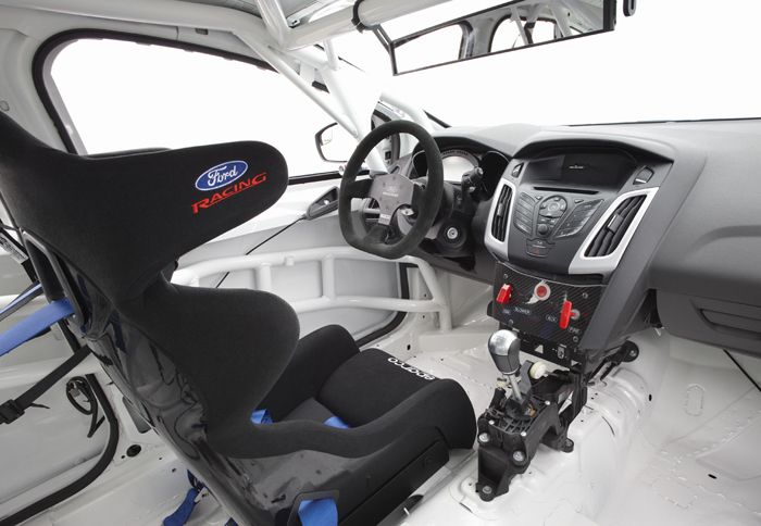 Το εσωτερικό του Ford Focus ST-R έχει «ελαφρύνει» για καλύτερες επιδόσεις στην πίστα.