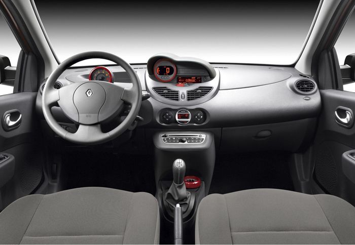 Στο εσωτερικό του Twingo, οι νέες επενδύσεις σε κονσόλα, ταμπλό και καθίσματα, φέρνουν έναν μικρό αέρα ανανέωσης.