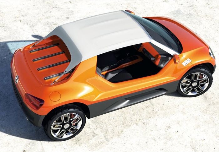 Το VW Buggy Up! Concept διαθέτει μια υφασμάτινη κουκούλα, η οποία προστατεύει τους επιβάτες από μια πιθανή βροχόπτωση.