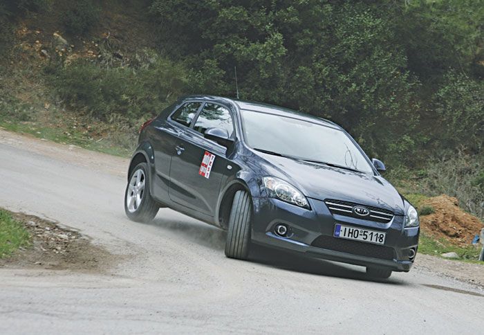 O οδηγός πρέπει ναφήσει σταδιακά το πεντάλ του γκαζιού και να ελέγξει το αυτοκίνητο μέσω του συστήματος διεύθυνσης.