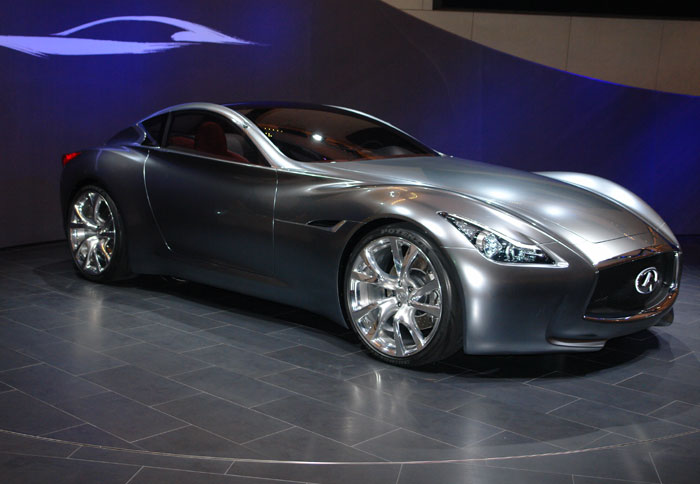 Γεμάτο ελκυστικές καμπύλες αλλά και με ιδιαίτερα πολυτελές ύφος, το αμάξωμα του πρωτότυπου Infiniti Essence μαρτυρά τις προθέσεις της ιαπωνικής φίρμας