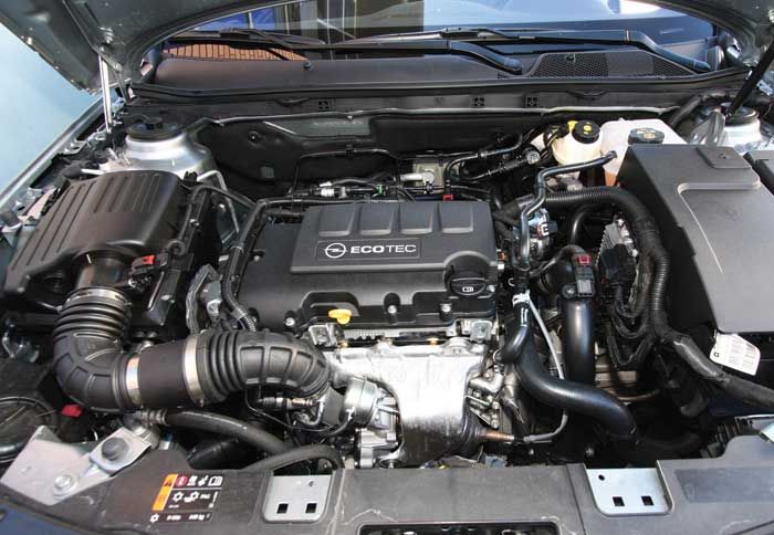 Ο 1.400άρης Turbo Ecotec είναι πολύ πολιτισμένος στη λειτουργία του και προσφέρει ανταγωνιστικές επιδόσεις και χαμηλή κατανάλωση στο βαρύ Insignia. 