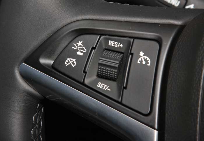 Στo σύστημα Forward Collision Alert, ο οδηγός μπορεί να ορίσει την ευαισθησία του, όσον αφορά στην προειδοποίηση για την επικείμενη σύγκρουση. 