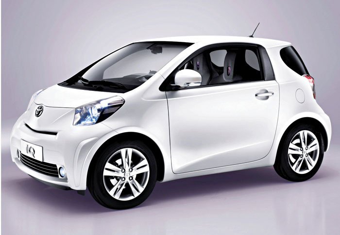 Το Toyota iQ στον εξοπλισμό του διαθέτει ακόμα και αερόσακο ανάμεσα στους επιβάτες και στο πίσω παρμπρίζ. 