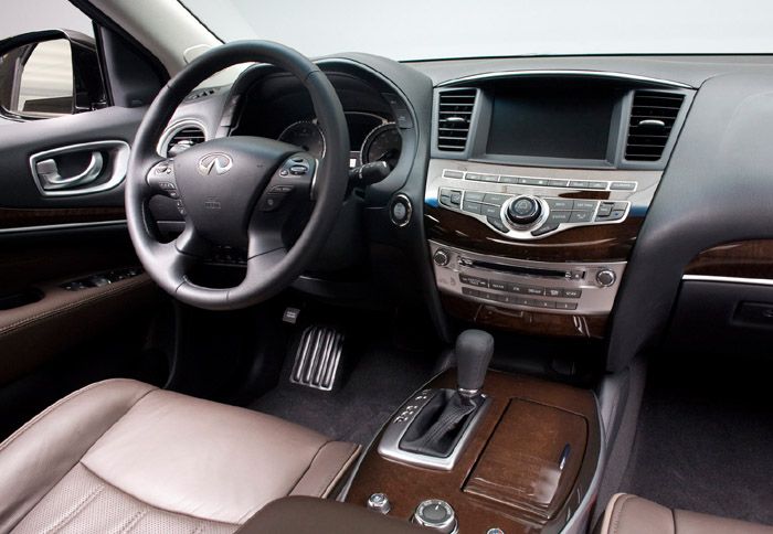 Γνώριμη είναι η πολυτελής ατμόσφαιρα στο εσωτερικό του Infiniti JX, όπου την παράσταση κλέβει το ηχοσύστημα της Bose.