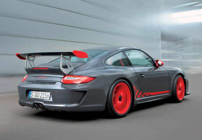 Ο επίπεδος κινητήρας των 3,8 λίτρων αποδίδει 450 ίππους και γυρίζει μέχρι τις 8.500 σ.α.λ..