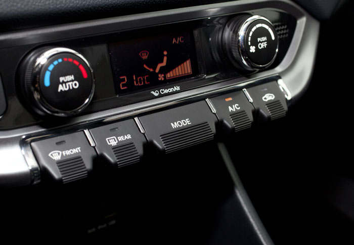 Όμορφη λεπτομέρεια οι διακόπτες στην κεντρική κονσόλα.