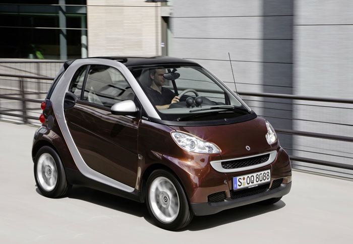 Το Smart Fortwo Highstyle Edition διατίθεται αποκλειστικά στο καφέ μεταλλικό χρώμα της φωτογραφίας.