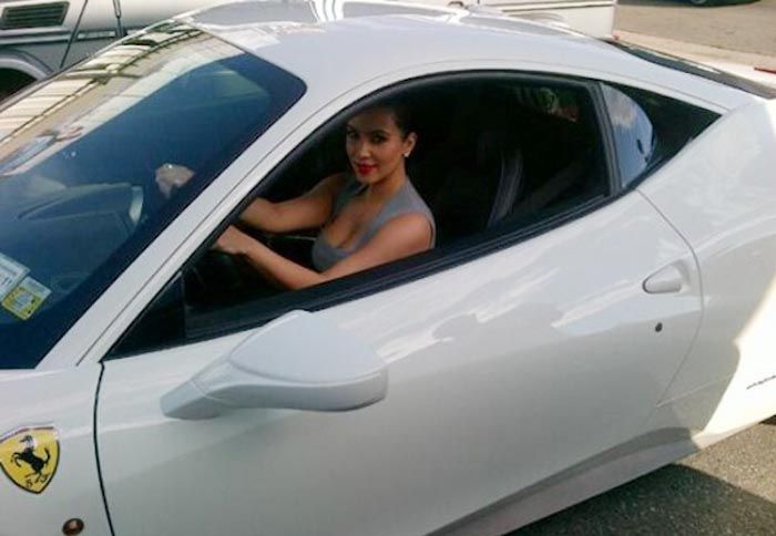 Η Kim Kardashian παραλαμβάνει το γαμήλιό της δώρο: μια λευκή Ferrari 458 Italia.