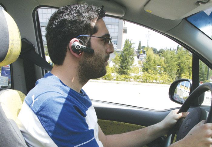 Νόμιμο είναι μόνο το bluetooth, αλλά και πάλι ένα μέρος της προσοχής σας είναι στη συνομιλία και όχι στο δρόμο.