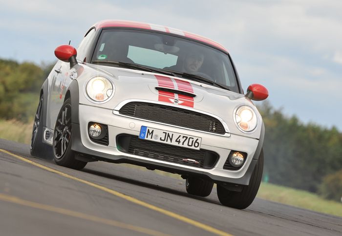 Διασκεδαστικό σε δρόμο με στροφές, και εξαιρετικά σταθερό στην ευθεία «φτιάχνει» τον οδηγό του!