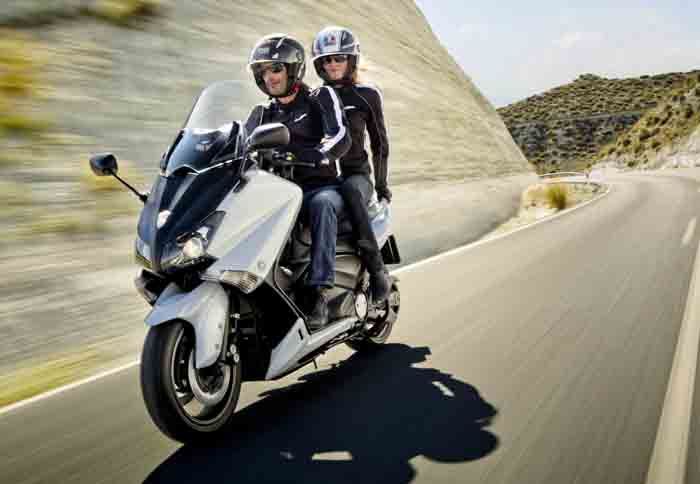 Ελαφρώς μεγαλύτερο σε κυβισμό είναι το ανανεωμένο TMAX, αφού από τα 499 κ.εκ. η χωρητικότητα του κινητήρα του ανέβηκε στα 530 κ.εκ.
