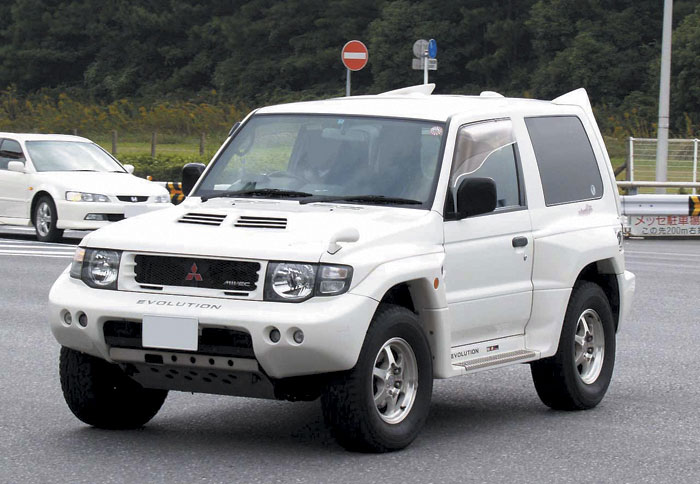 Το Pajero Evolution ανήκει στη δεύτερη γενιά και κατασκευά-στηκε για να μπορέσει η Mitsubishi να πάρει έγκριση για τον αγώνα Παρίσι-Ντακάρ.
