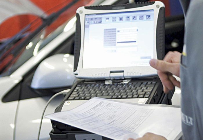 Διασφαλίζοντας την άμεση λύση ακόμη και του πιο σύνθετου τεχνικού προβλήματος, η εκπαίδευση των τεχνικών του δικτύου της Renault γίνεται μέσω των πλέο