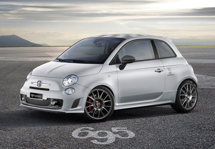 Το Abarth 695 Competizione αποτελεί ουσιαστικά ένα αγωνιστικό όχημα για καθημερινή χρήση.
