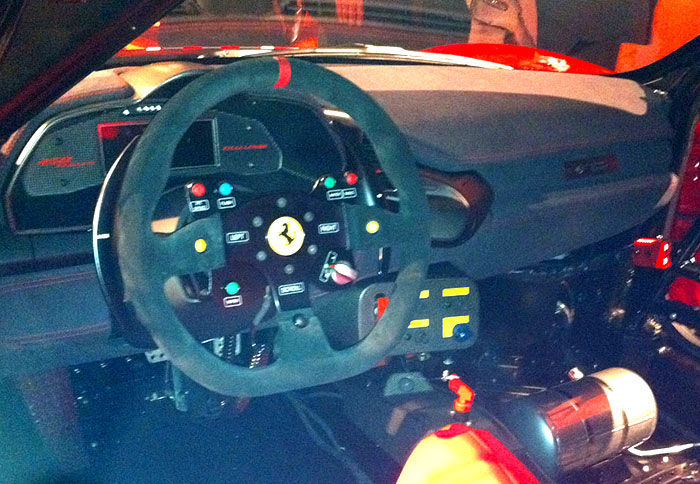 Το εσωτερικό του αυτοκινήτου έχει αποβάλλει κάθε στοιχείο άνεσης και πολυτέλειας 