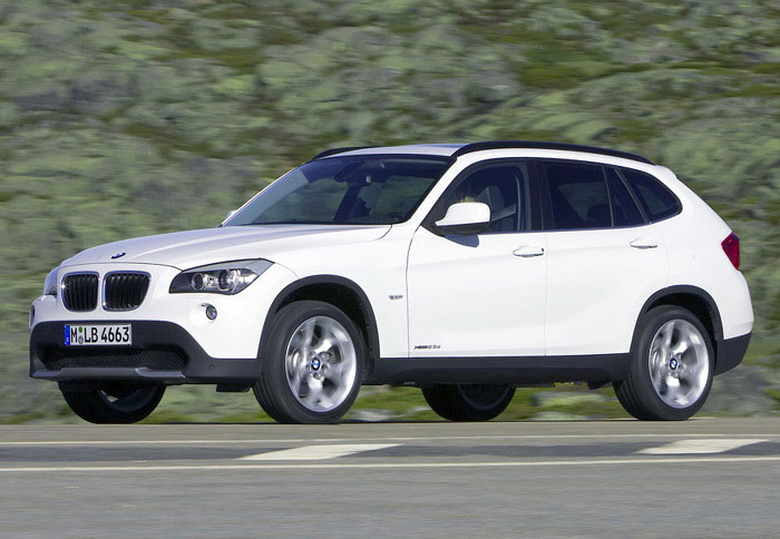 Μπορεί η BMW να ανταγωνιστεί στους μικρούς κυβισμούς τις Mercedes και Audi, ή μήπως χάνει τη μάχη επιμένοντας στα πολλά κυβικά;