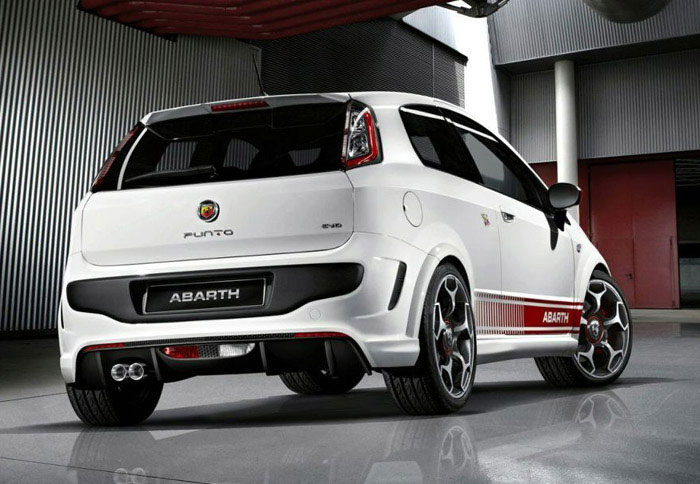 Στο πίσω μέρος υπάρχει το εντυπωσιακό diffuser που φιλοξενεί νέες απολήξεις των εξατμίσεων και κεντρικά τοποθετημένο φως ομίχλης και όπισθεν  