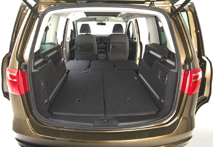 Η χωρητικότητα του χώρου των αποσκευών ξεκινά από τα 809 λίτρα και φτάνει έως τα 2.297 λίτρα 