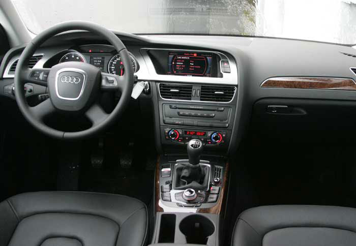 Ποιοτικό και με καλή συναρμογή είναι το εσωτερικό το Audi A4. Διαθέτει τους μεγαλύτερους χώρους για τους επιβάτες.