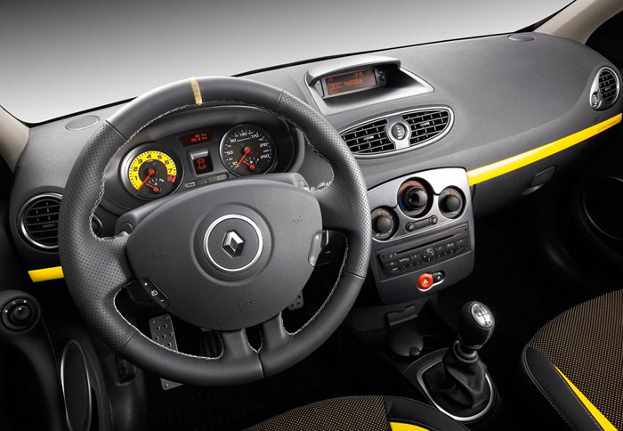 Το εσωτερικό παραμένει «μάχιμο». Το τιμόνι του Cup είναι πιο γρήγορο, ενώ τα μπάκετ καθίσματα κλέβουν την παράσταση 