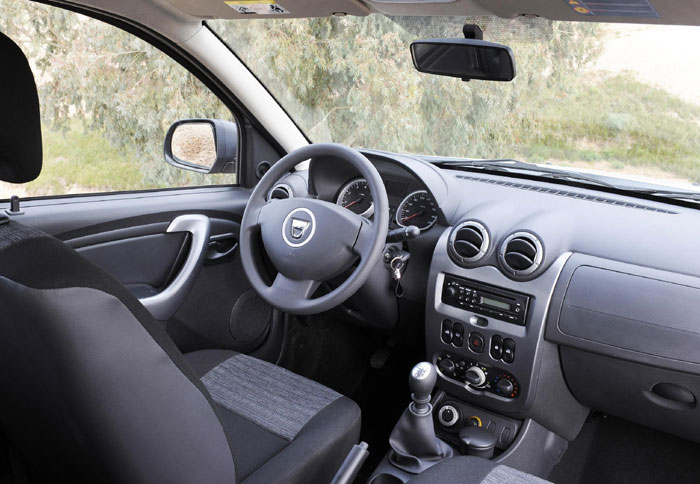 Στο εσωτερικό η ποιότητα είναι καλή, ενώ η ομοιότητα με τα μοντέλα της Renault περισσότερο από εμφανής 