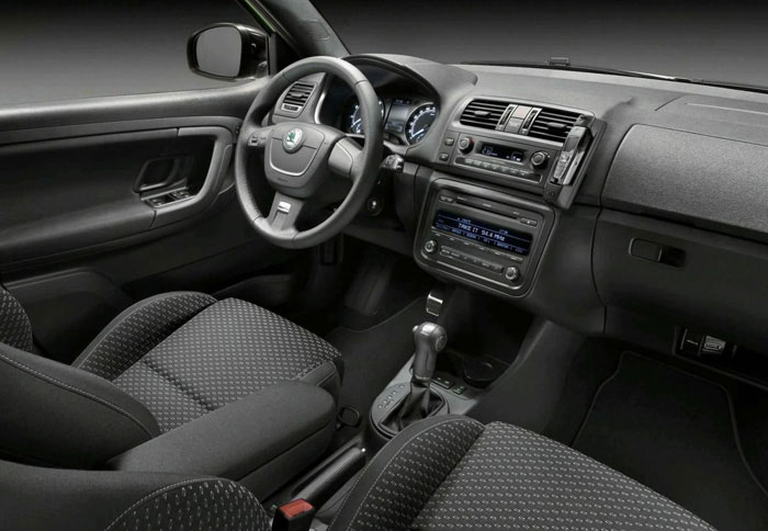 Εσωτερικά έχουμε μπάκετ καθίσματα αλλά και το αυτόματο DSG με τα paddles στο τιμόνι 