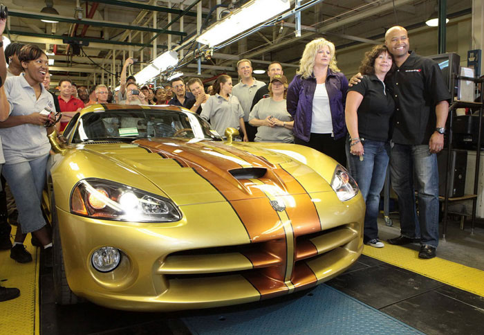 Από δεξιά: ο CEO της Viper, Ralph Gilles, η κάτοχος του τελευταίου μοντέλου, D’Ann Rauh, και η μάνατζερ του εργοστασίου, Shelly Brown Gordon