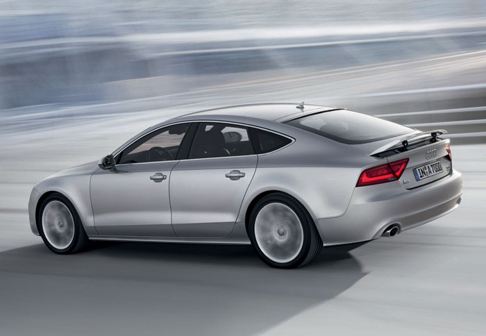 Αναμφισβήτητα «γεμίζει το δρόμο» αφού έχει μήκος σχεδόν 5 μέτρα, και πλάτος στα 1.911 χιλ. χωρίς τους καθρέπτες! Στην πόρτα του πορτ-μπαγκάζ υπάρχει μ