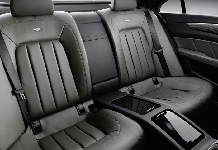 H διάταξη πίσω είναι αυστηρά διθέσια