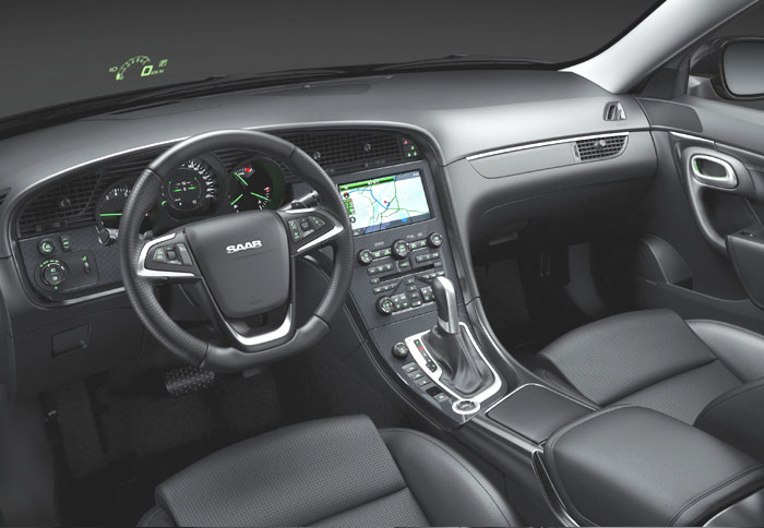 Στο εσωτερικό του νέου Saab 9-5 θετικές εντυπώσεις προκαλεί η ρέουσα σχεδίαση της νέας κεντρικής κονσόλας