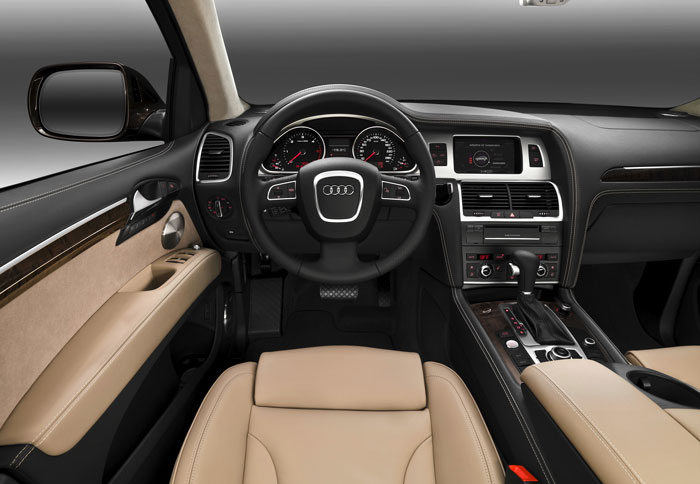 Εσωτερικά το Q7 έχει νέες επενδύσεις και ανανεωμένο σύστημα πληροφοριών MMI           