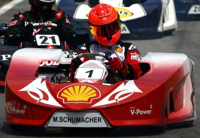 Ο Schumacher κατά την προπόνηση με κάρτ      