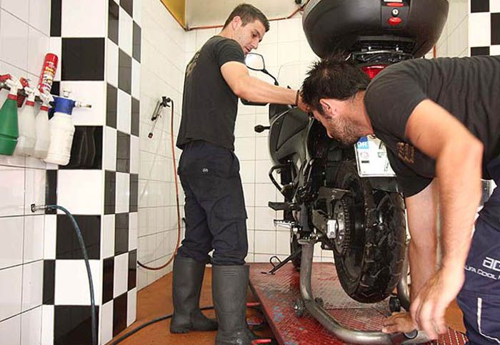 Σε ένα εξειδικευμένο πλυντήριο μοτοσικλετών μπορεί να υπάρχει ράμπα, που διευκολύνει ακόμα περισσότερο.