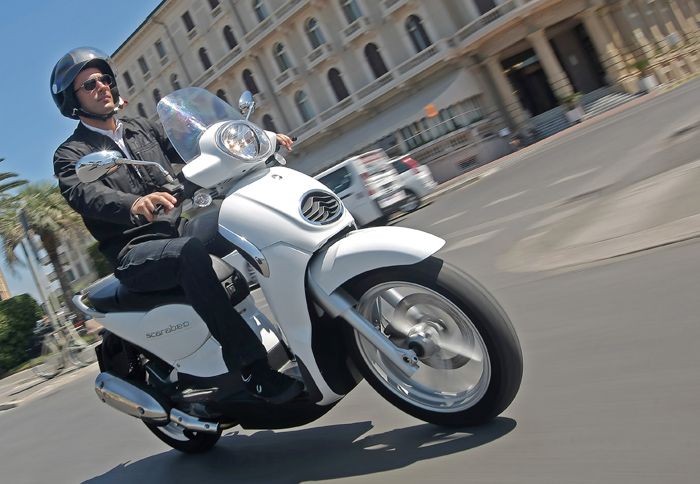 Το Aprilia Scarabeo θα κινηθεί με ευελιξία στο δρόμο και δε θα προβληματιστεί από την πυκνή κίνηση.
