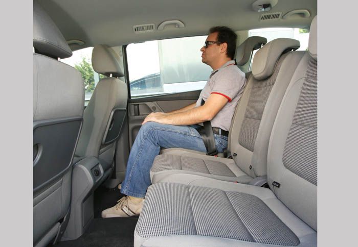 Οι συρόμενες πίσω πόρτες εξασφαλίζουν πολύ εύκολη πρόσβαση στη 2η σειρά με τα 3 ανεξάρτητα καθίσματα και τους… περίσσιους χώρους. 