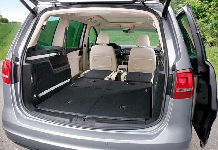 Ο χώρος αποσκευών με το πλήρως εκμεταλλεύσιμο σχήμα και το μεγάλο άνοιγμα έχει όγκο 300 λίτρων στην 7θέσια διάταξη και 885 λίτρων στην 5θέσια. 