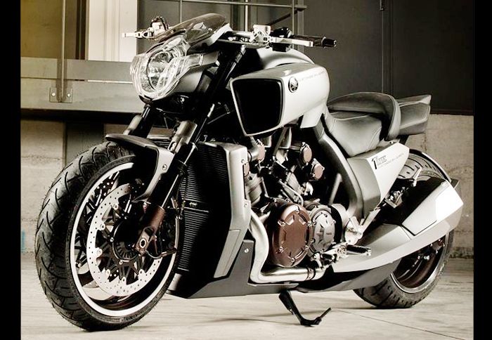 Μπορεί ο βελτιωτικός οίκος Lazareth να μην εξάντλησε τη φαντασία του, το βελτιωμένο V-Max, πάντως, είναι εντυπωσιακό.
