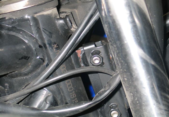 Tο αλάτι καταφέρνει να τρυπώσει όπου το ωθήσει η φυγοκεντρική δύναμη του ελαστικού, καταλήγοντας σε πλαίσιο, λαιμούς εξατμίσεων και υποπλαίσιο.	